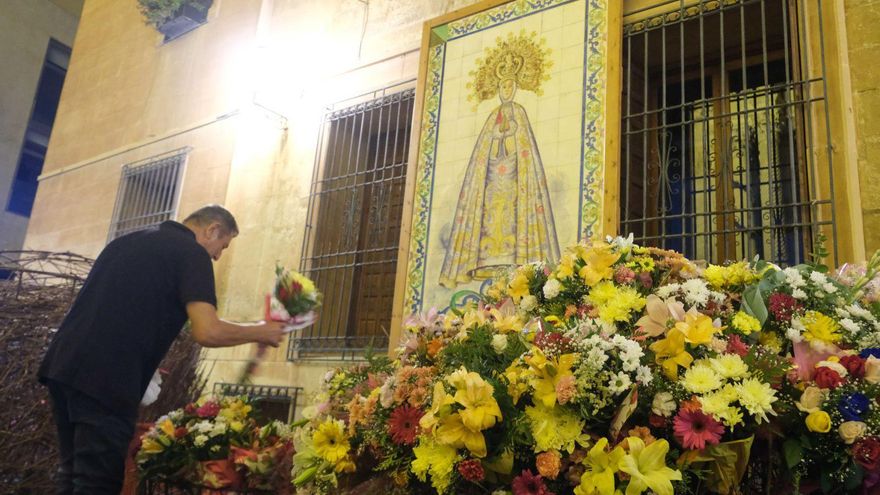 Con flores a María
