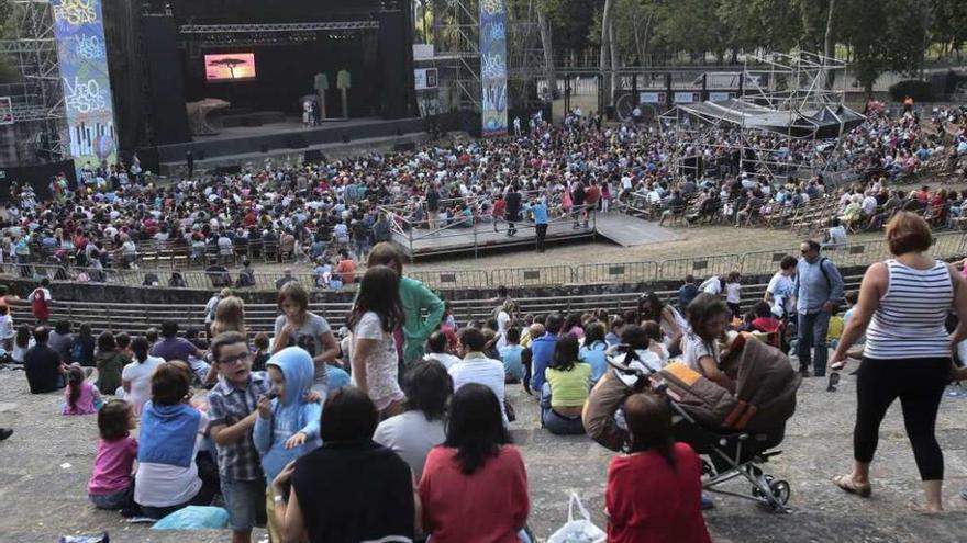 Un público familiar asistió ayer al espectáculo musical en el auditorio de Castrelos. // Adrián Irago