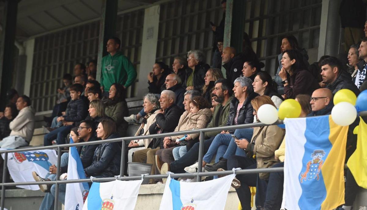 Gallegos y canarios vivieron el choque en las gradas de A Seca. | Rafa Vázquez
