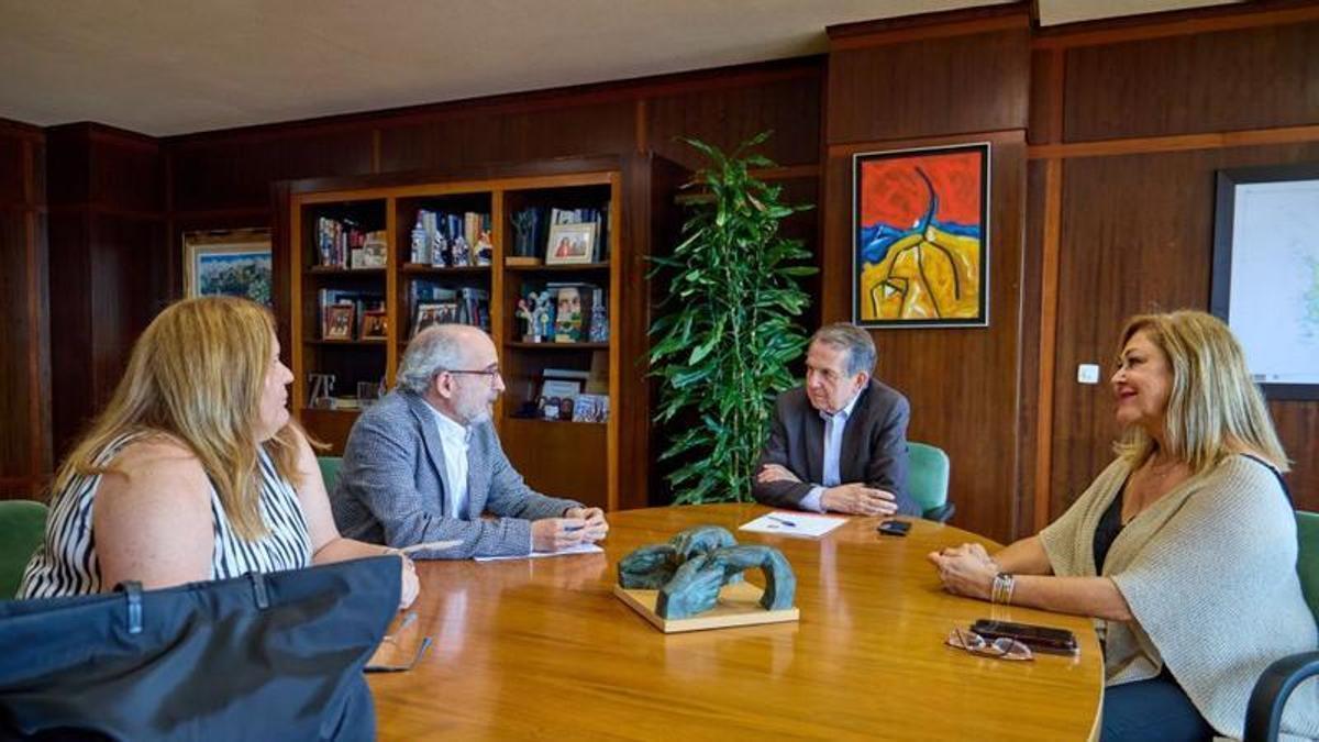 Abel Caballero y Yolanda Aguiar, reunidos con los representantes de los abogados del turno de oficio.