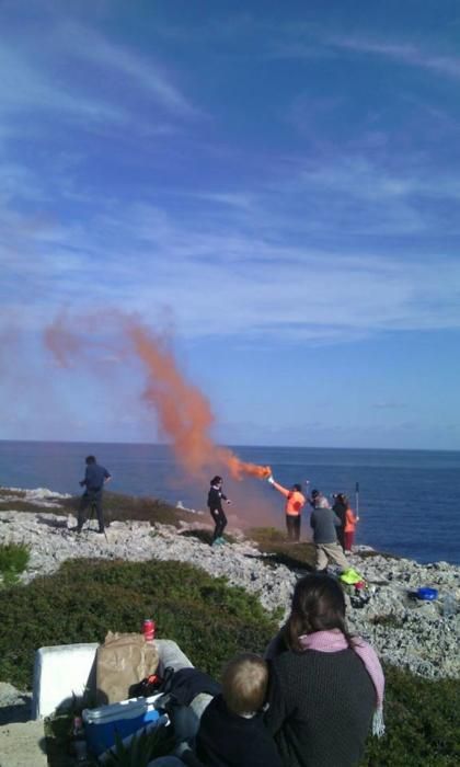 Lichterkette aus Rauch und Feuer um die Insel.