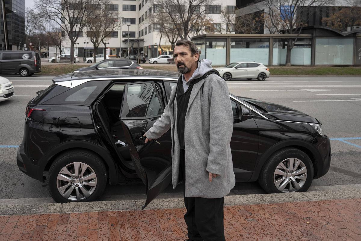 Sabadell 20/01/2025 Josep Anton Roncalés y Nuria, pareja de Sabadell que se ha visto obligada a dormir en su coche después de ser desahuciados de su piso. Duermen en un aparcamiento privado y en la plaza contigua guardan todas las pertenencias que sacaron de su piso después del desahucio Fotografía de Ferran Nadeu