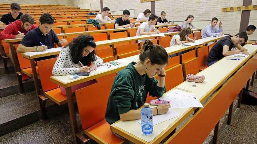 Estudiantes realizan las pruebas de acceso a la universidad. // Marta G. Brea