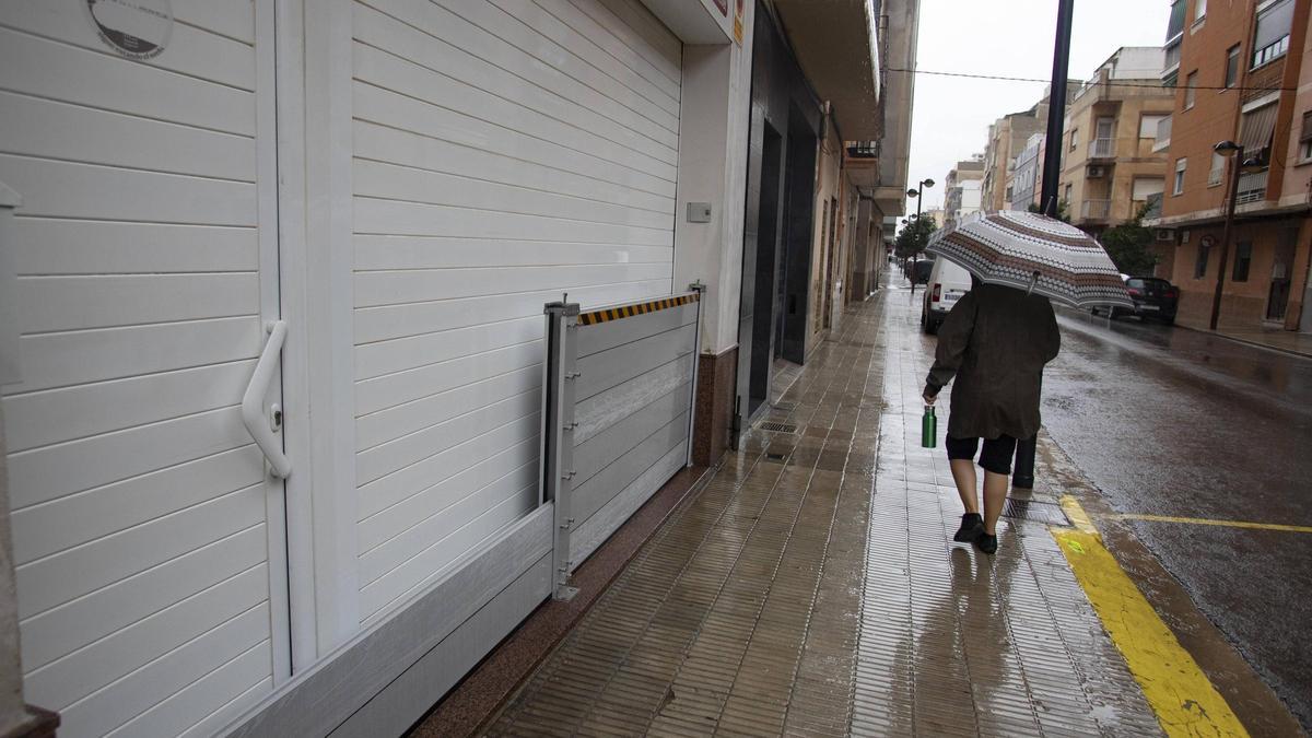 Una barrera contra inundaciones instalada en un garaje de Algemesí.