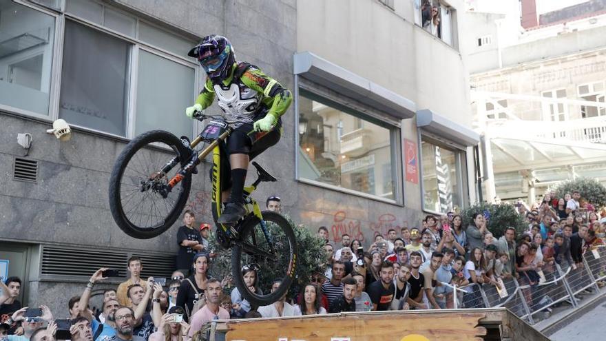 Velocidad y riesgo en la bajada por el Casco Vello