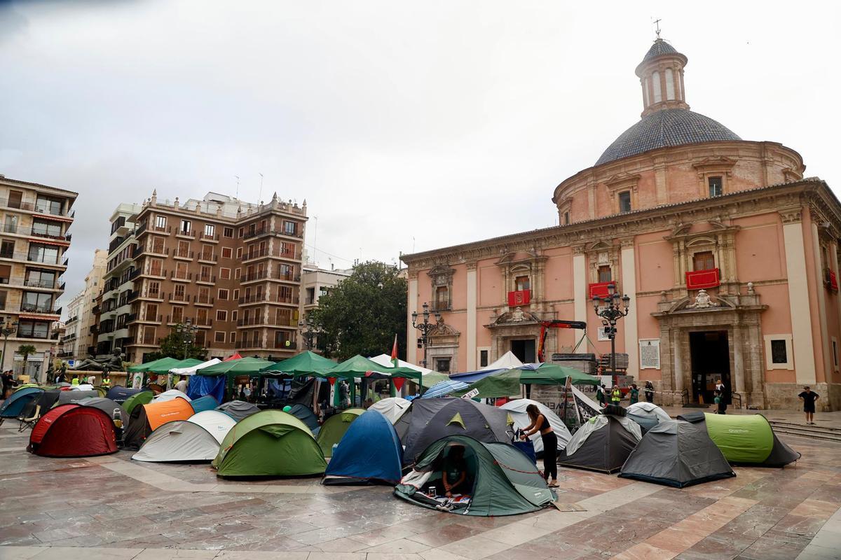 Segundo día de acampada educativa en València: llega la hora de montar el Corpus y acuden furgones de la policía a la plaza de la Virgen