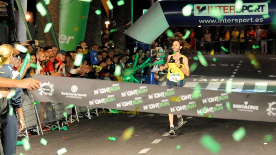 Ouais Zitane, vencedor de la 10K, en los últimos metros de carrera.