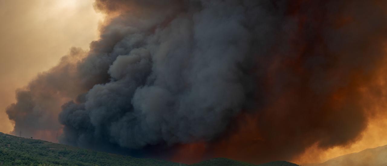 Galicia vuelve a afrontar una jornada decisiva para extinguir sus incendios forestales
