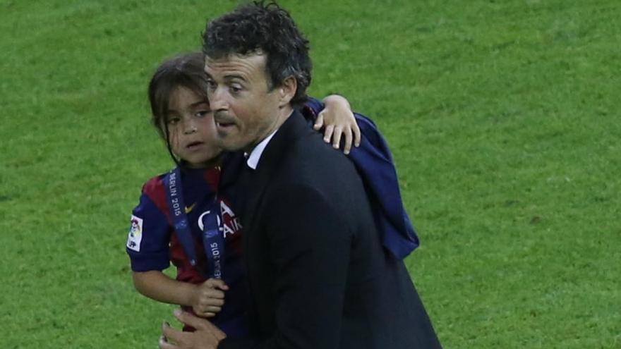 Luis Enrique celebra el triunfo en la final de Champions con su hija.