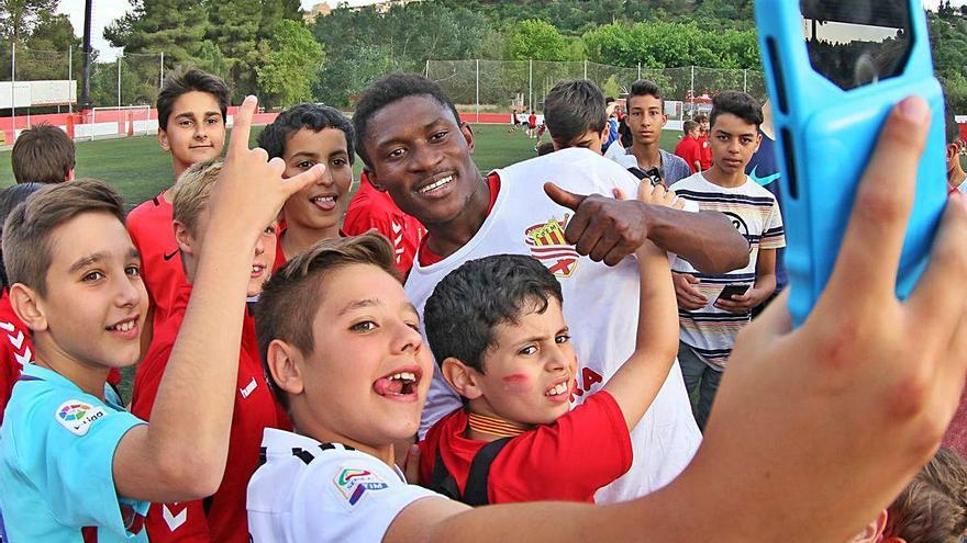 Mostres d&#039;afecte de joves jugadors del CE Manresa a Noah Baffoe, el dia de l&#039;ascens a Tercera, l&#039;any passat