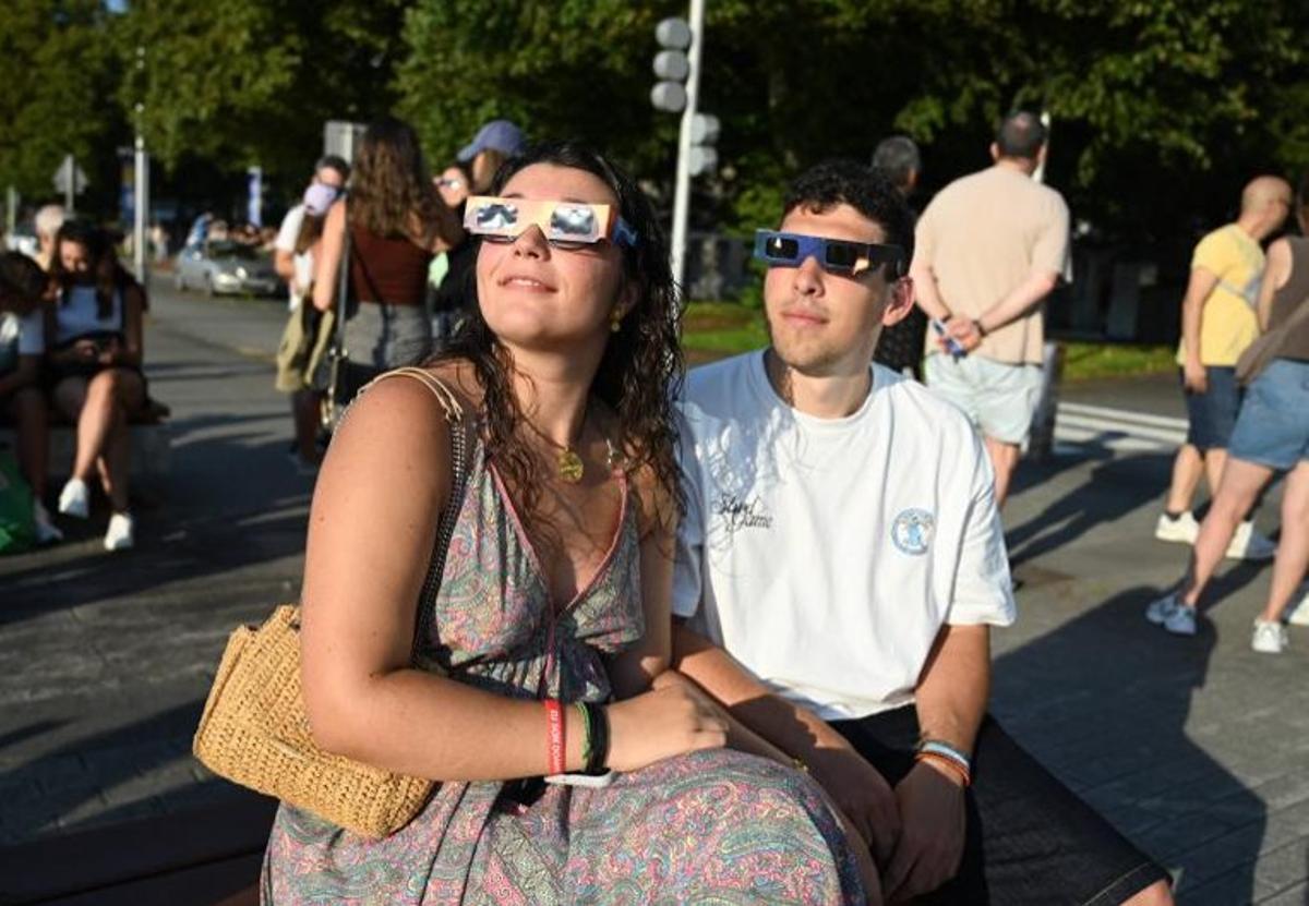 El eclipse llega acompañado de risas. | RAFA VÁZQUEZ
