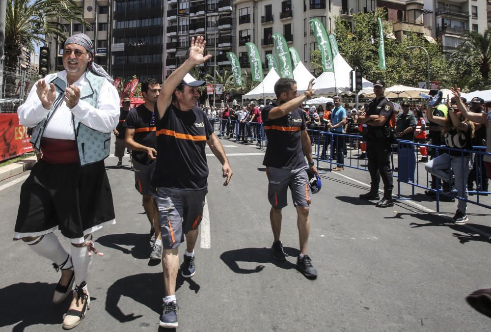 La Pirotecnia Murciana se estrena en Hogueras con una mascletá con un potente final