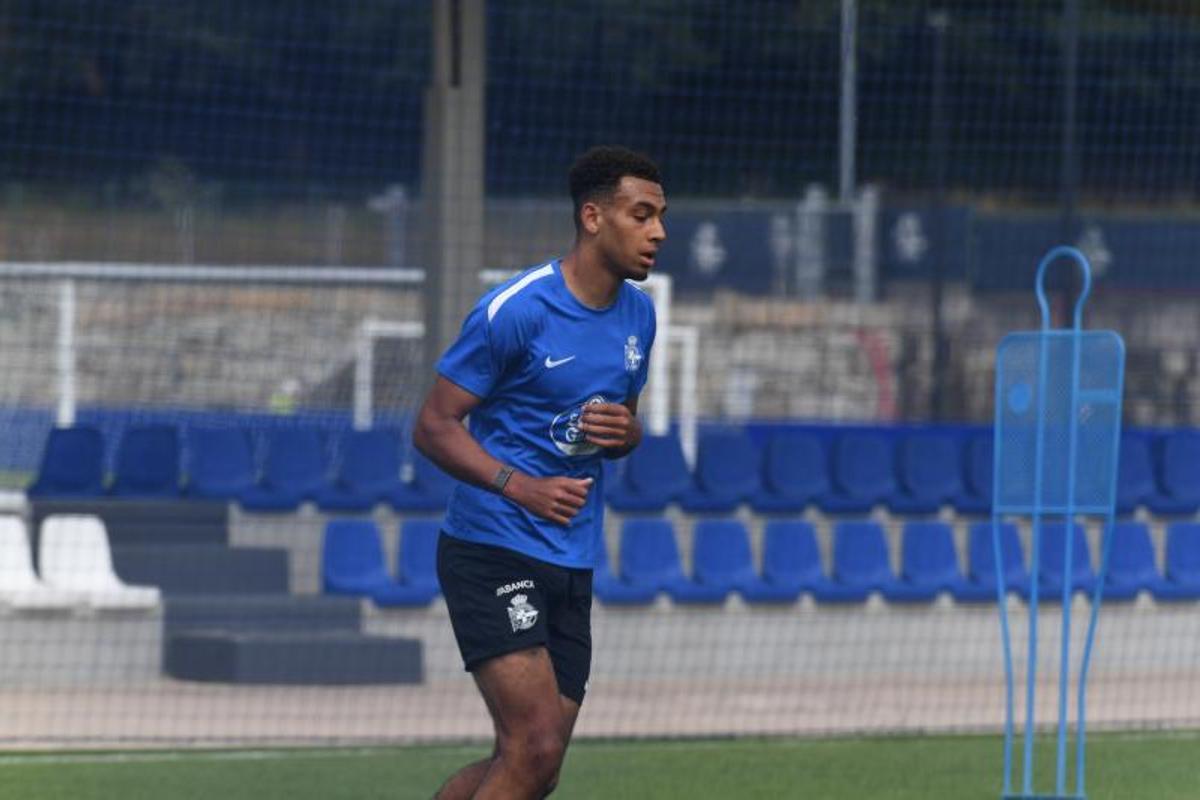 El Deportivo regresa al trabajo en Abegondo: primeras imágenes sobre el césped con los nuevos fichajes