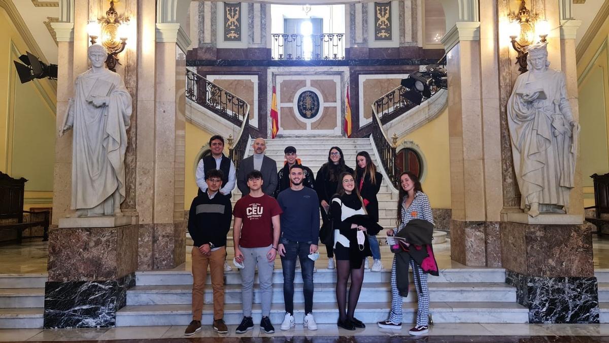 Alumnos de 1º de Derecho en el Tribunal Supremo con el profesor Antonio López y la profesora Sara González con un grupo de alumnos en el TS