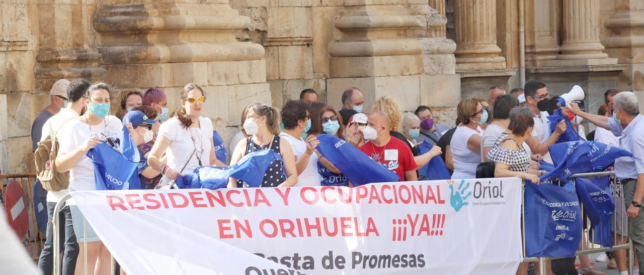 Los padres del Oriol sacan sus protestas a la calle y reclaman soluciones