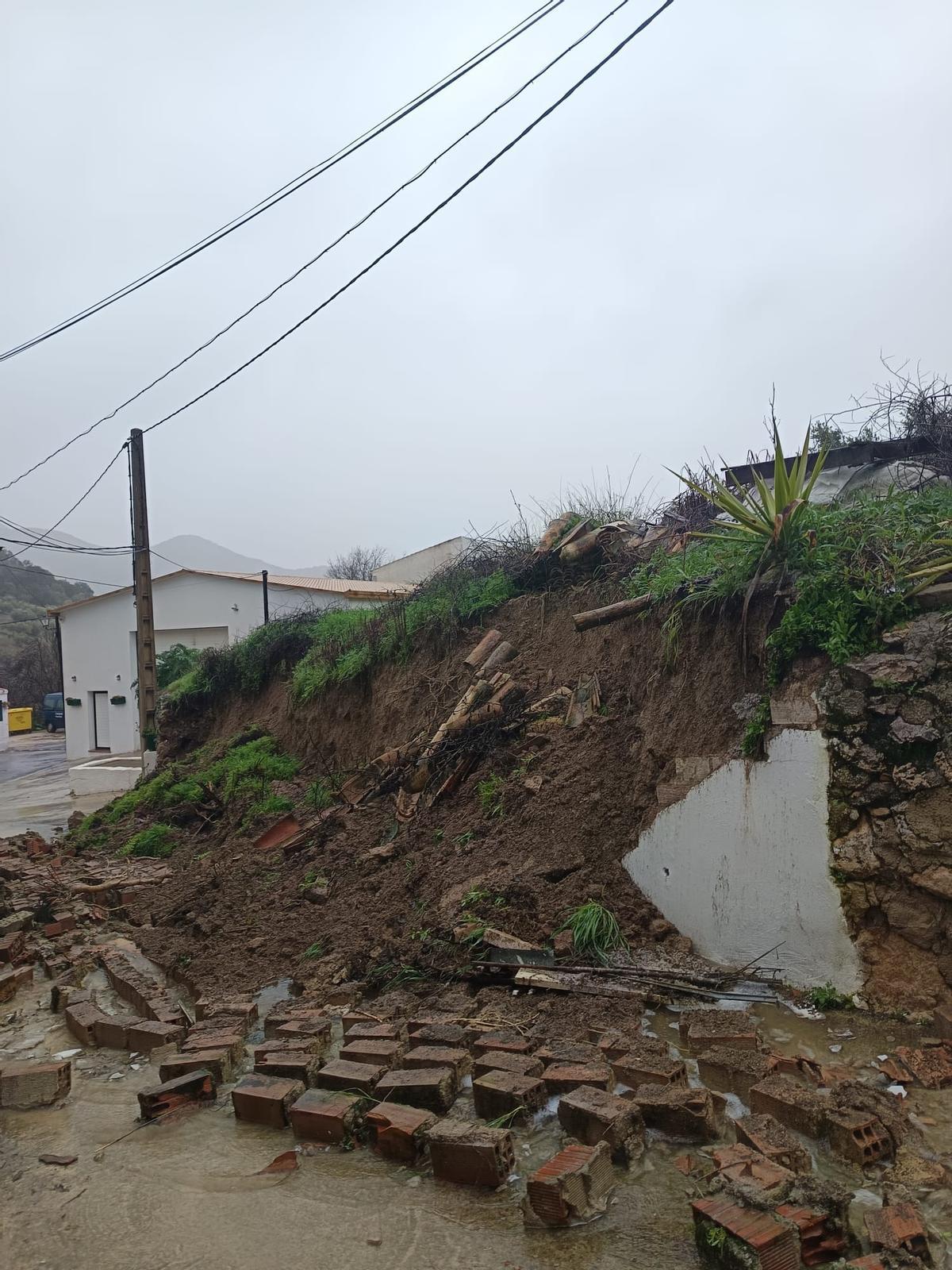Muro que se ha caído en la aldea prieguense de El Tarajal.