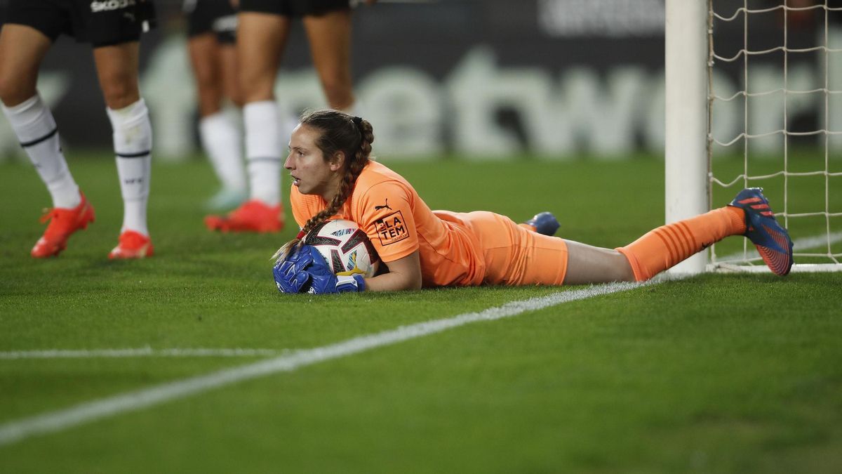 Enith Salón atrapa un balón durante el Derbi de la Liga F disputado en Mestalla