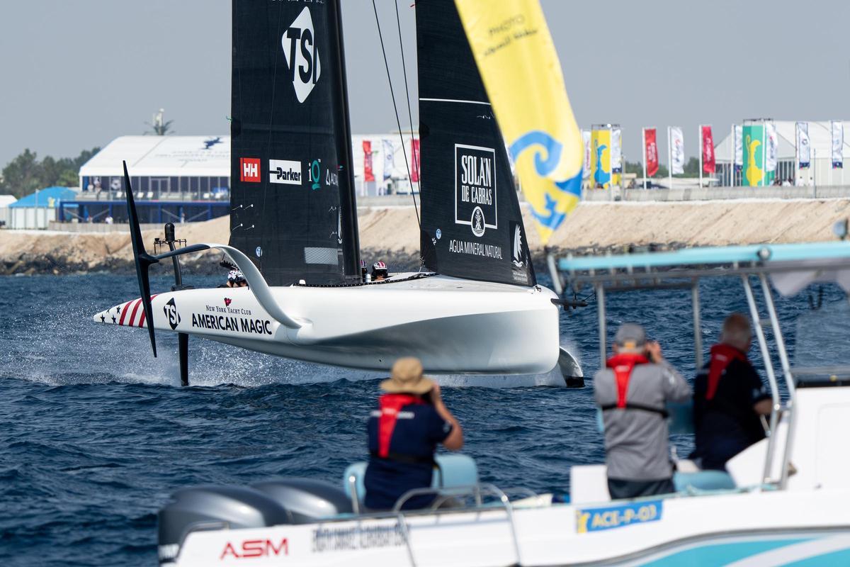 El velero volador de American Magic entrena en Jeddah antes del inicio de la regata preliminar de la Copa América de vela.