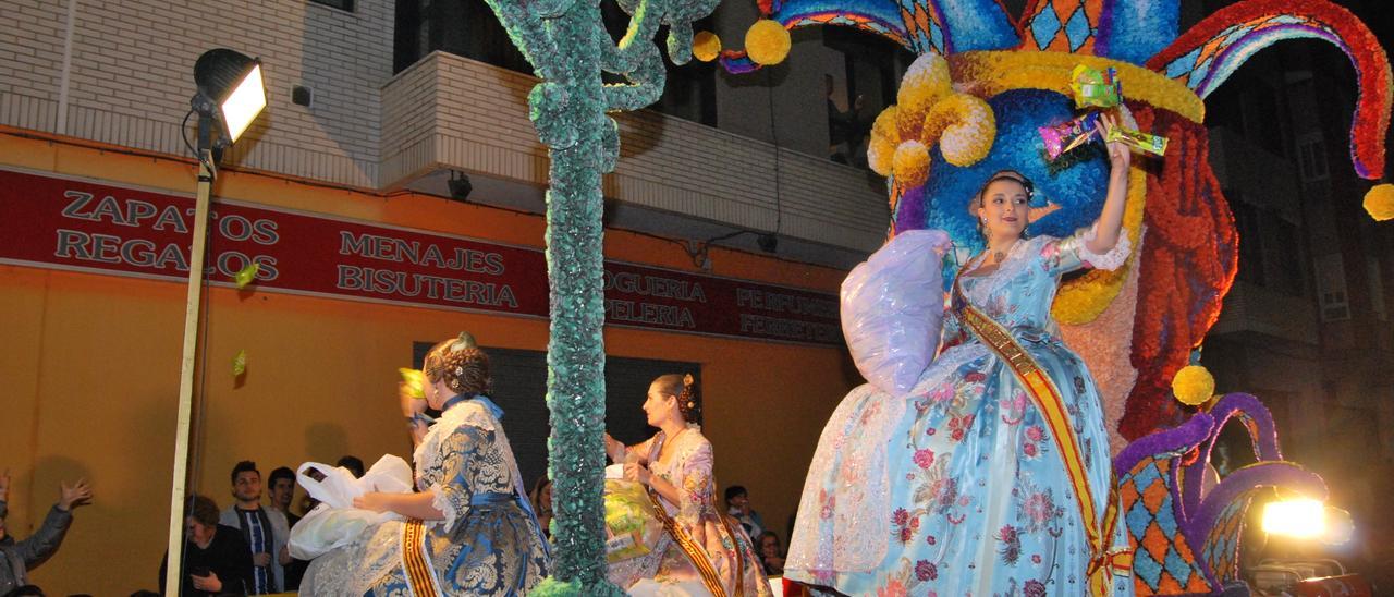 Las falleras que lanzan caramelos desde la carroza no llevarán mascarilla.