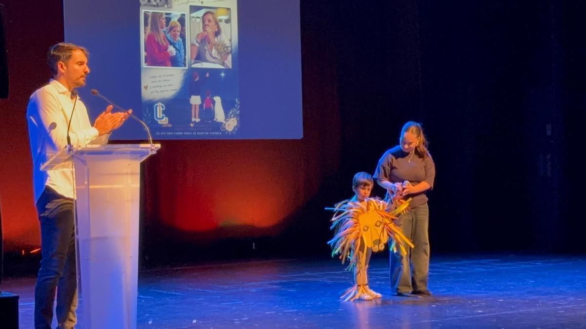 Vicente Álvarez, a la izquierda, durante el homenaje a su madre, con Carmen San Pedro y el pequeño Santi en el escenario.