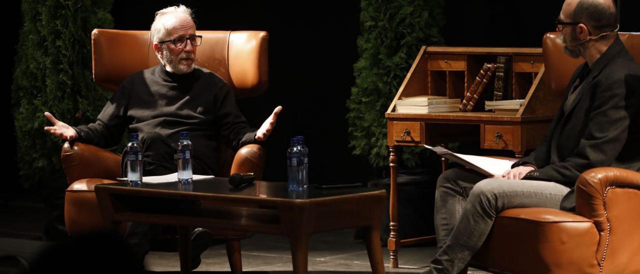 Pancho Varona y Javier García Rodríguez, ayer, en el patio del Antiguo Instituto de Gijón. | Ángel González | ÁNGEL GONZÁLEZ