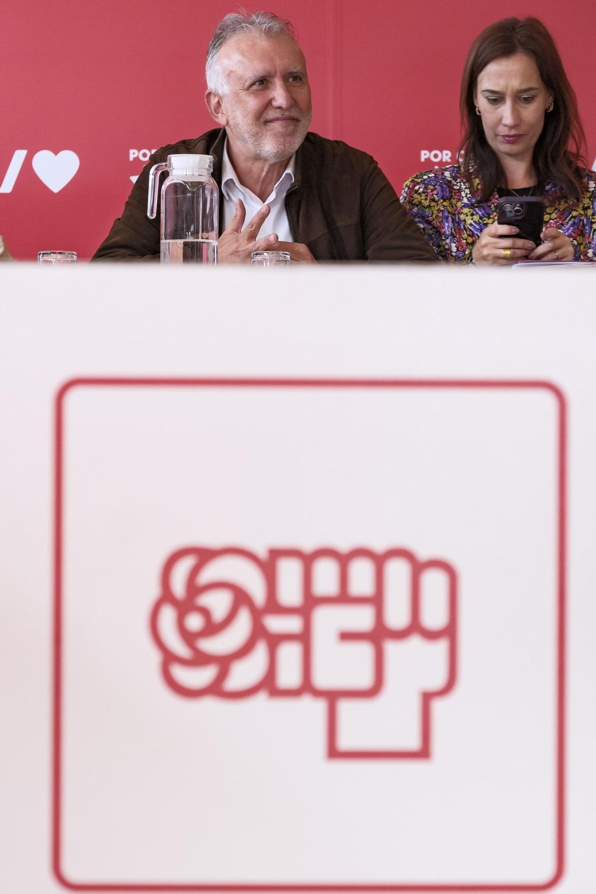 Ángel Víctor Torres con Nira Fierro en la Ejecutiva Regional del PSOE este viernes.