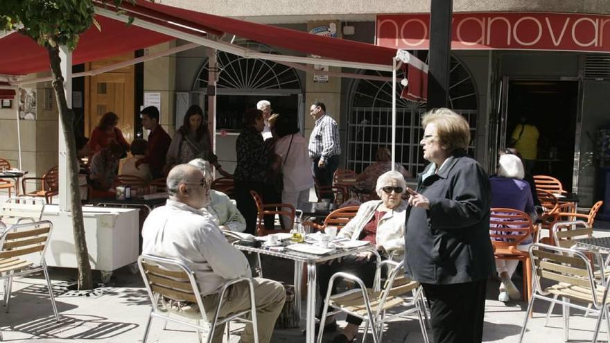 Piden poner coto a la invasión de sillas y mesas en espacios públicos