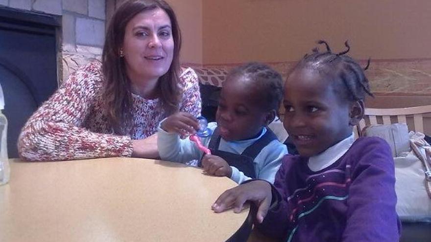 Ascensión Rodríguez junto a su hija Esther (derecha) y la pequeña Vadeline (centro), de 18 meses, en el hotel