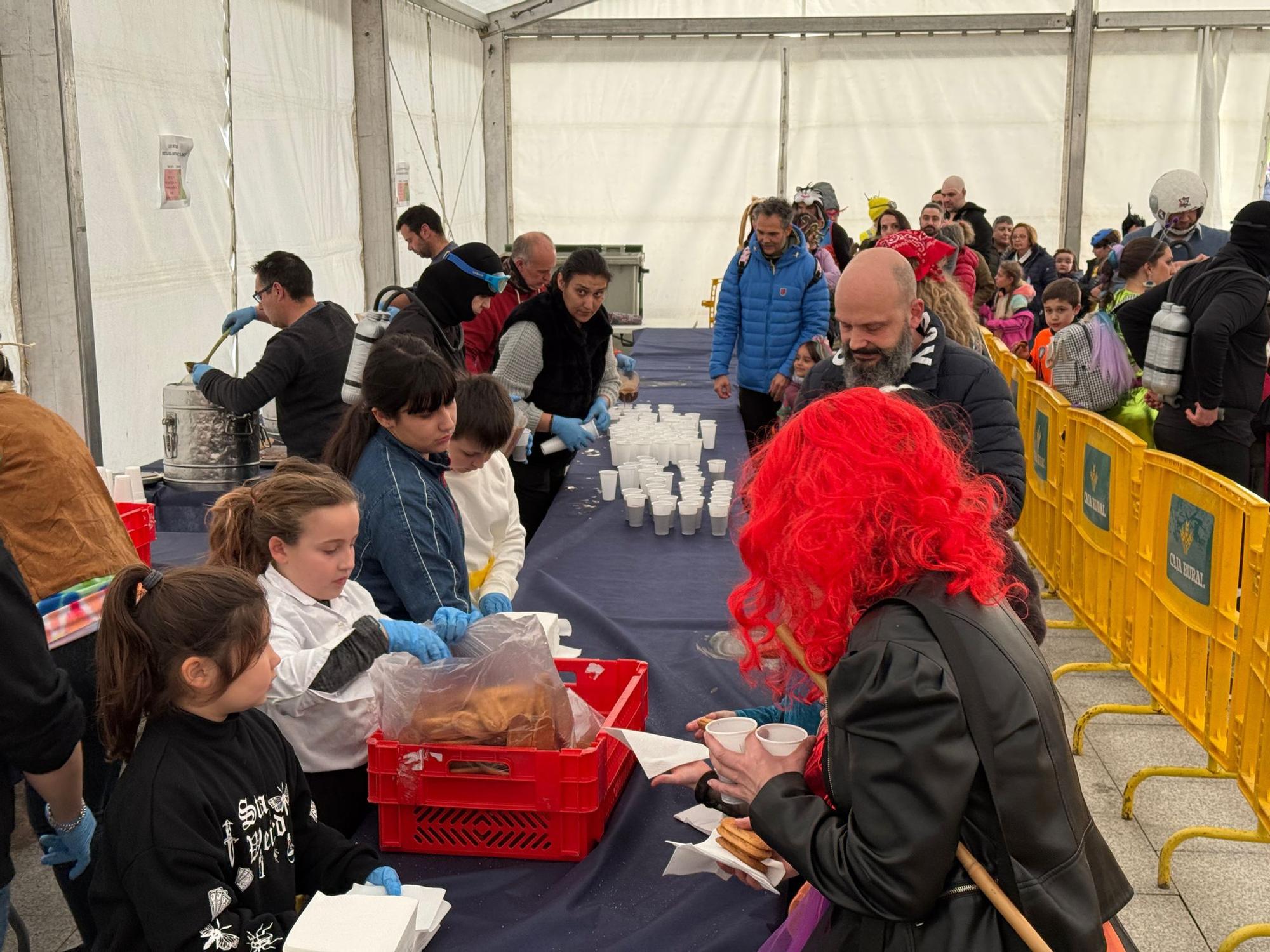 Lugones despide con desfile, música y chocolatada su carnaval