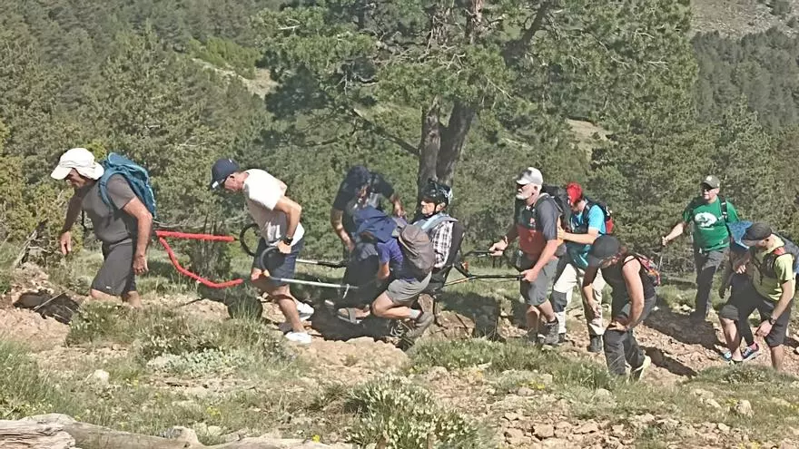 Vídeo: El Centre Excursionista de Castellón lleva en volandas a la cima del Penyagolosa a su único fundador vivo