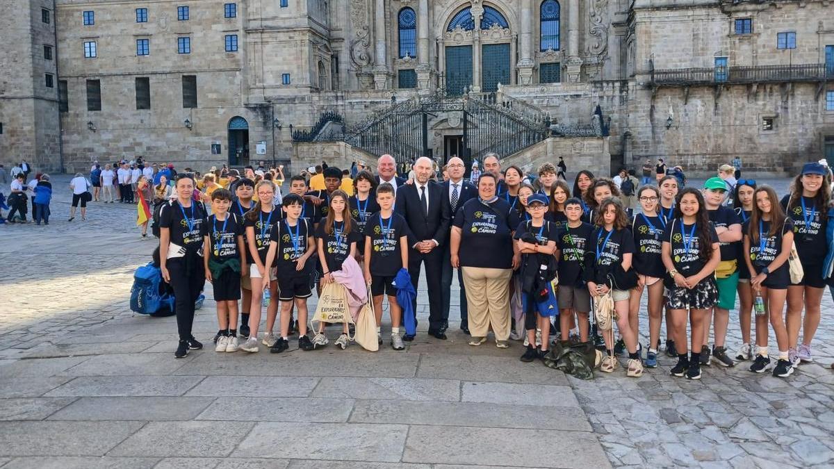 El grupo de alumnos con las autoridades, en la plaza del Obradoiro.