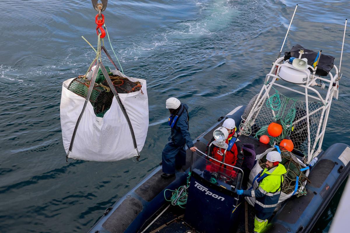 Efectivos de Gardacostas de Galicia recuperando nasas ilegales.