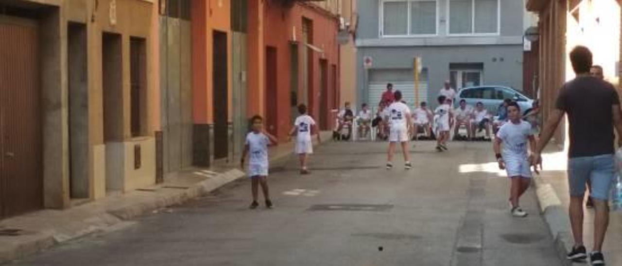 Los niños se acercan a la pilota