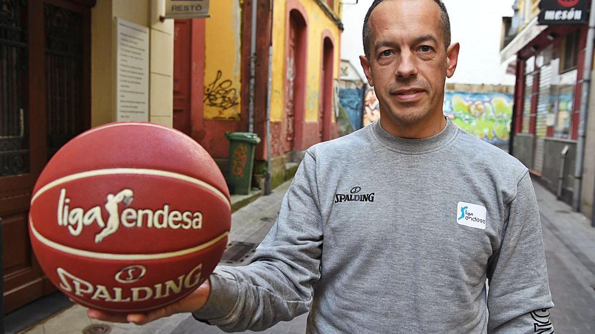 El árbitro coruñés Carlos Cortés, con el balón de la final de la Copa de 2016. |  // VÍCTOR ECHAVE