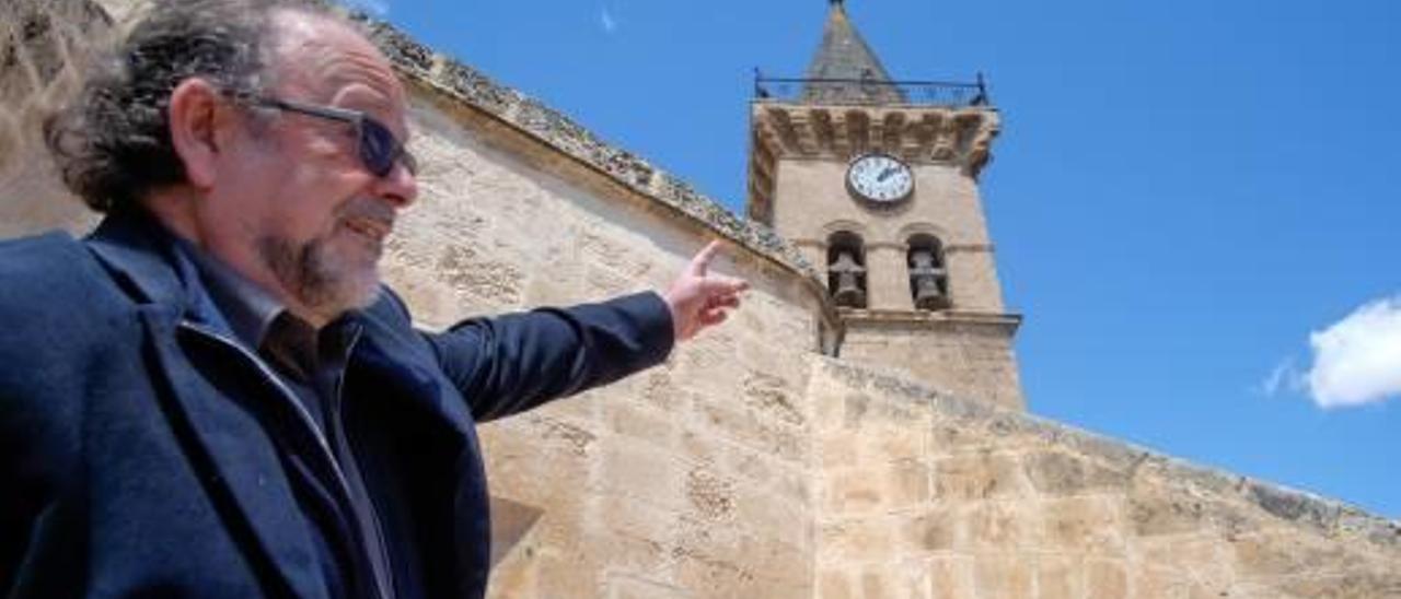 El arquitecto Tomás Navarro señala las campanas de Santiago.