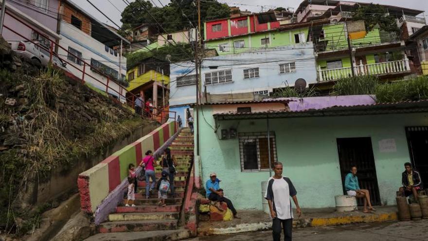 Un grupo de personas en una barriada de Caracas.