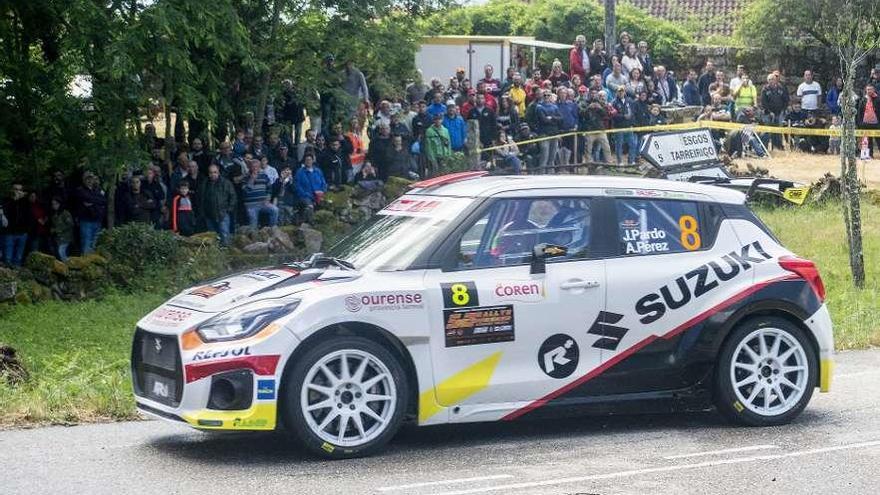 Pardo conduce el Suzuki en el tramo de Esgos de la última edición del rally de Ourense. // Carlos Peteiro