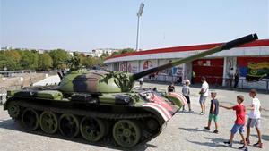 El tanque instalado a las puertas del estadio del Estrella Roja de Belgrado (Serbia).