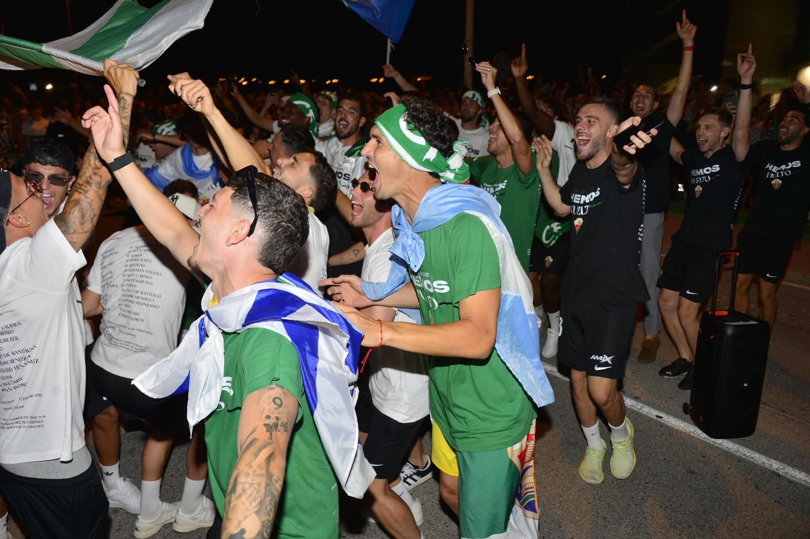 La afición del Elche recibe a los héroes del ascenso a su llegada al Martínez Valero
