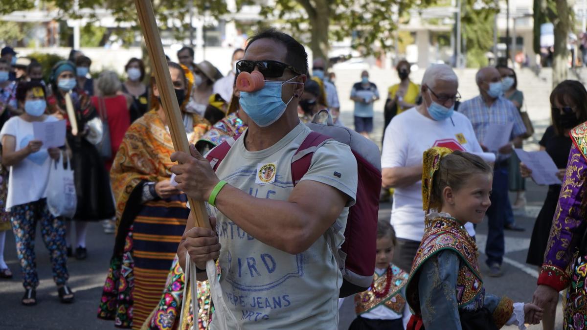 Un momento de la movilización contra la granja porcina en Carbajales de Alba.