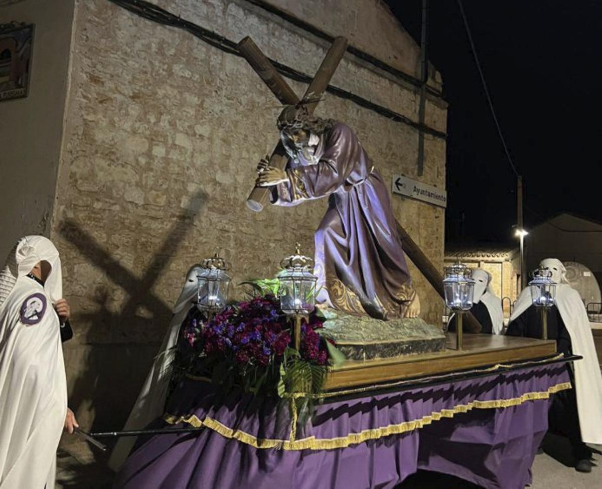 El Nazarenjo recorrió las calles de Azuara.