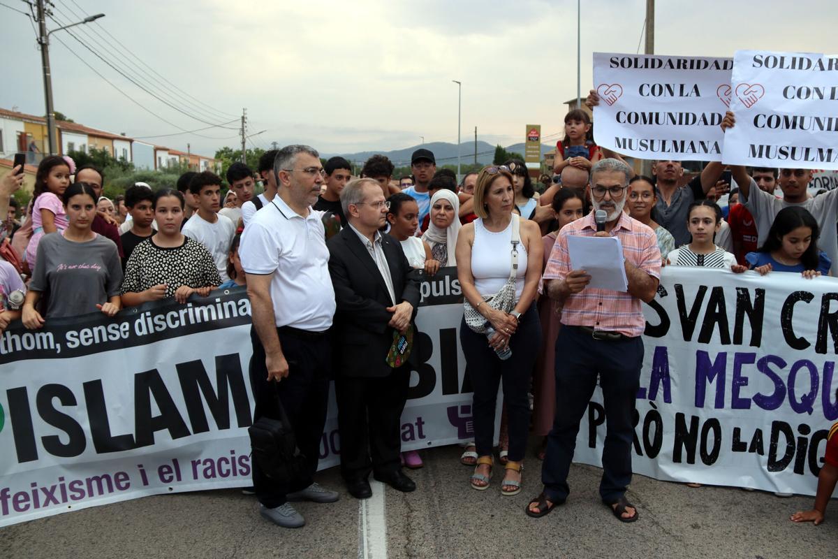 Unas 500 personas participan en una manifestación para condenar el incendio que calcinó el centro islámico del municipio