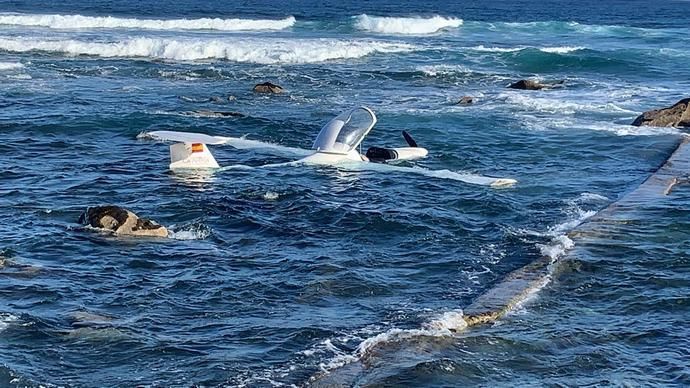 Una avioneta ameriza de emergencia en la playa de El Altillo