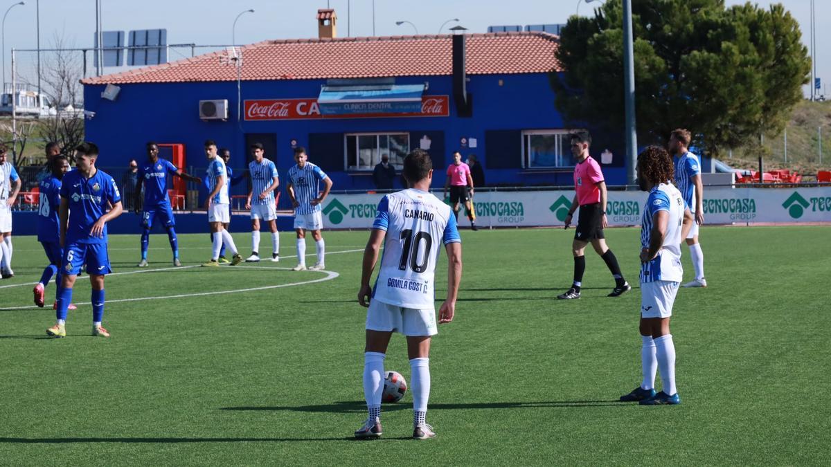 Canario y Peris se disponen a sacar una falta en el partido ante el Getafe B