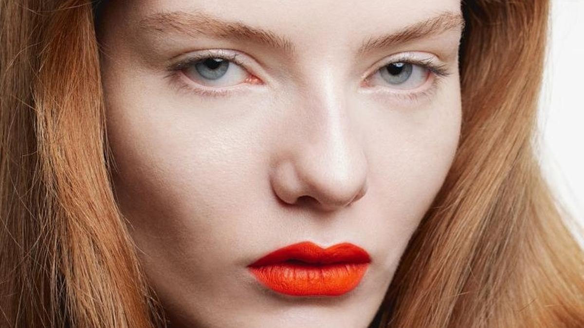 Hemos fichado el rojo de labios que necesitas para darle luz a tu rostro (y sin casi maquillaje)