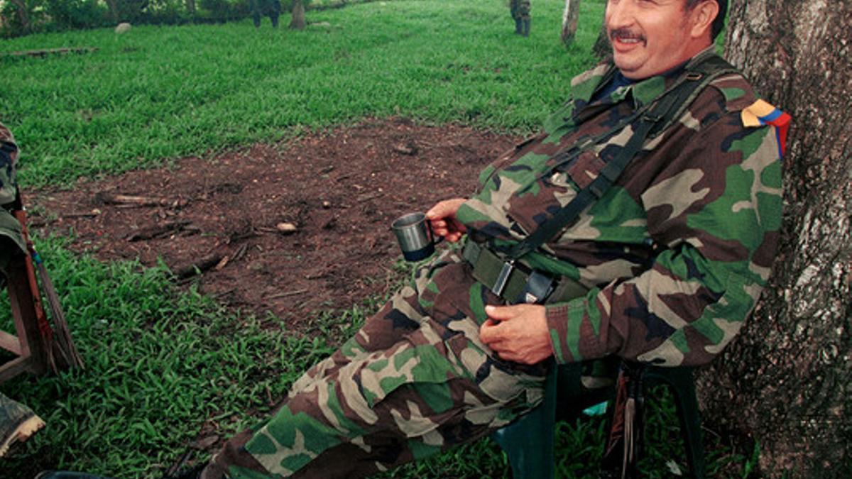 El comandante Mono Jojoy toma una taza de café, a las afueras de San Vicente del Caguan, en el sur de Colombia, el 6 de abril del 2000.