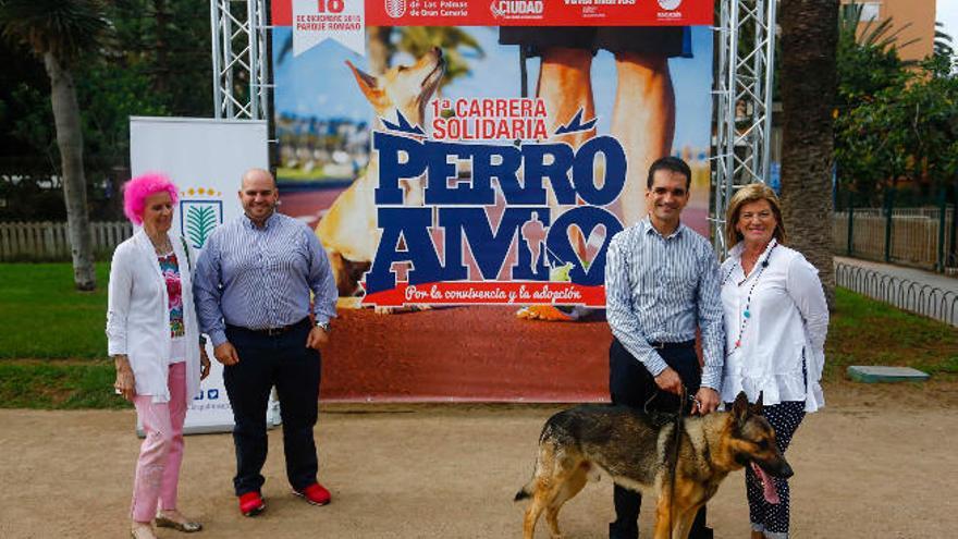 María Rosa González, Christian Ramos, Francisco Agustín Rodríguez e Inmaculada Medina, ayer, junto a &#039;Oso&#039;.