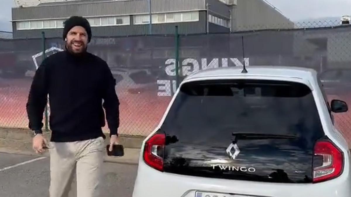 Gerard Piqué, tras aparcar el Renault Twingo que conducía.