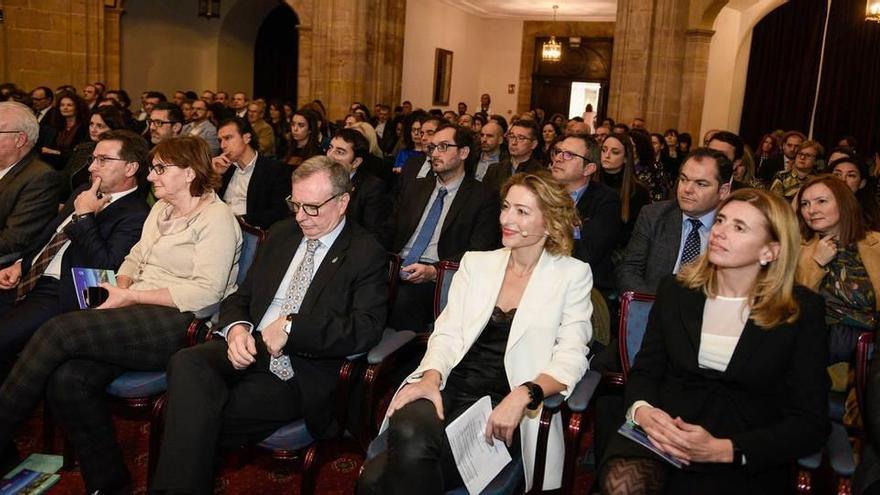 En primera fila, por la izquierda, Galo Gutiérrez, los consejeros Genaro Alonso, Pilar Varela y Francisco del Busto; la directora de Innovación, Ana Concejo, y la directora del IDEPA, Eva Pando.