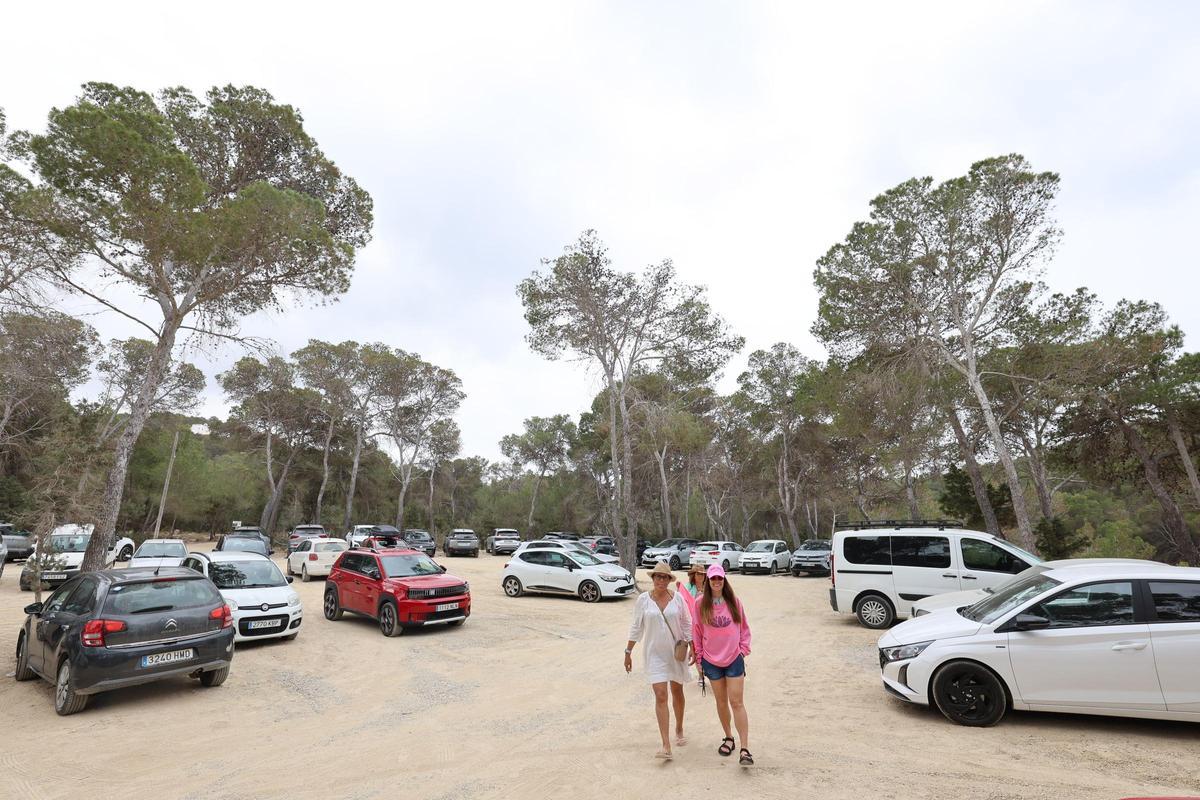 Todas las imágenes del primer día de restricciones de acceso al parking de Cala Salada